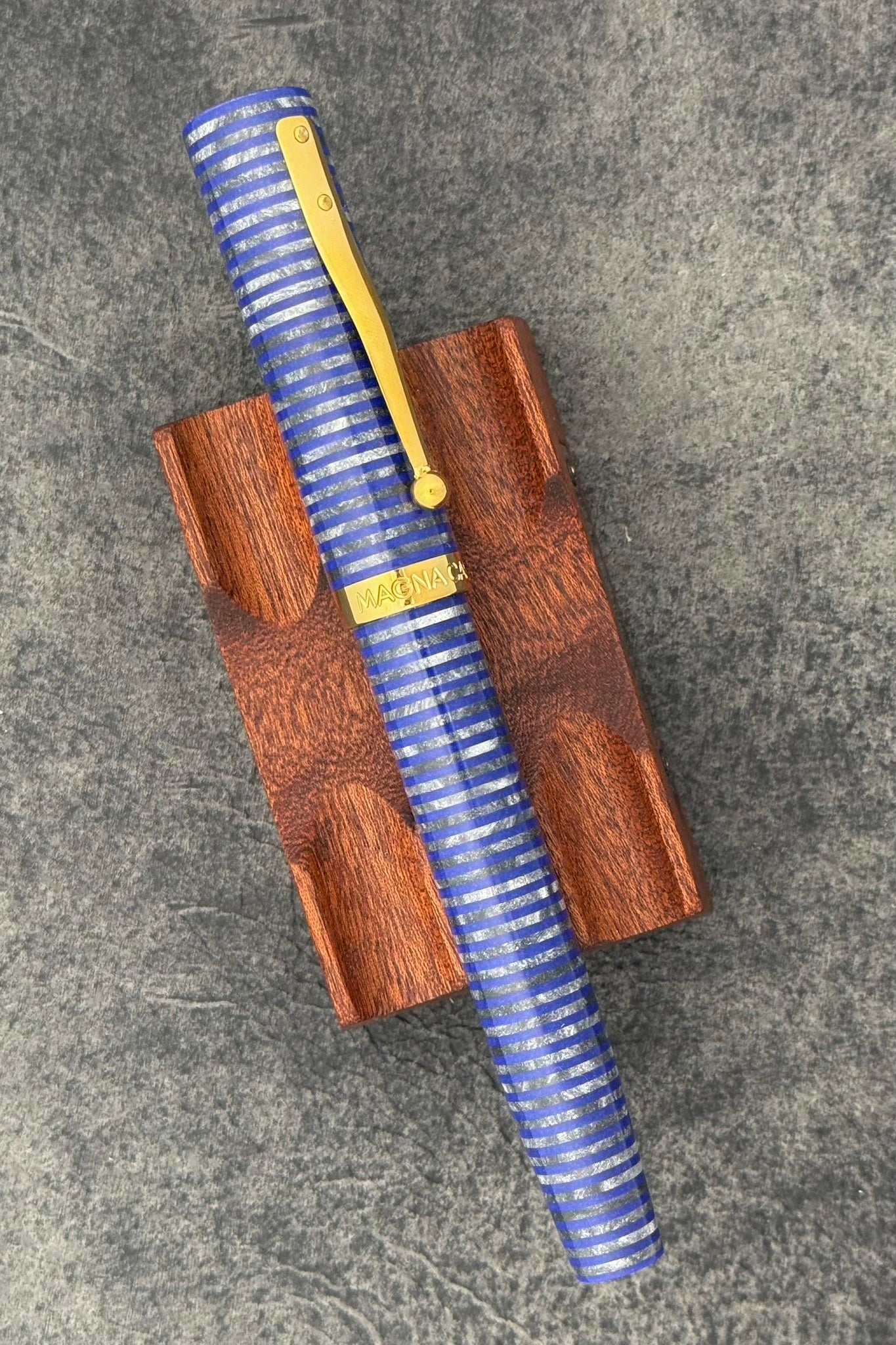 Magna Carta Mag 600 Fountain Pen True Flex Nib - Blue Stacked