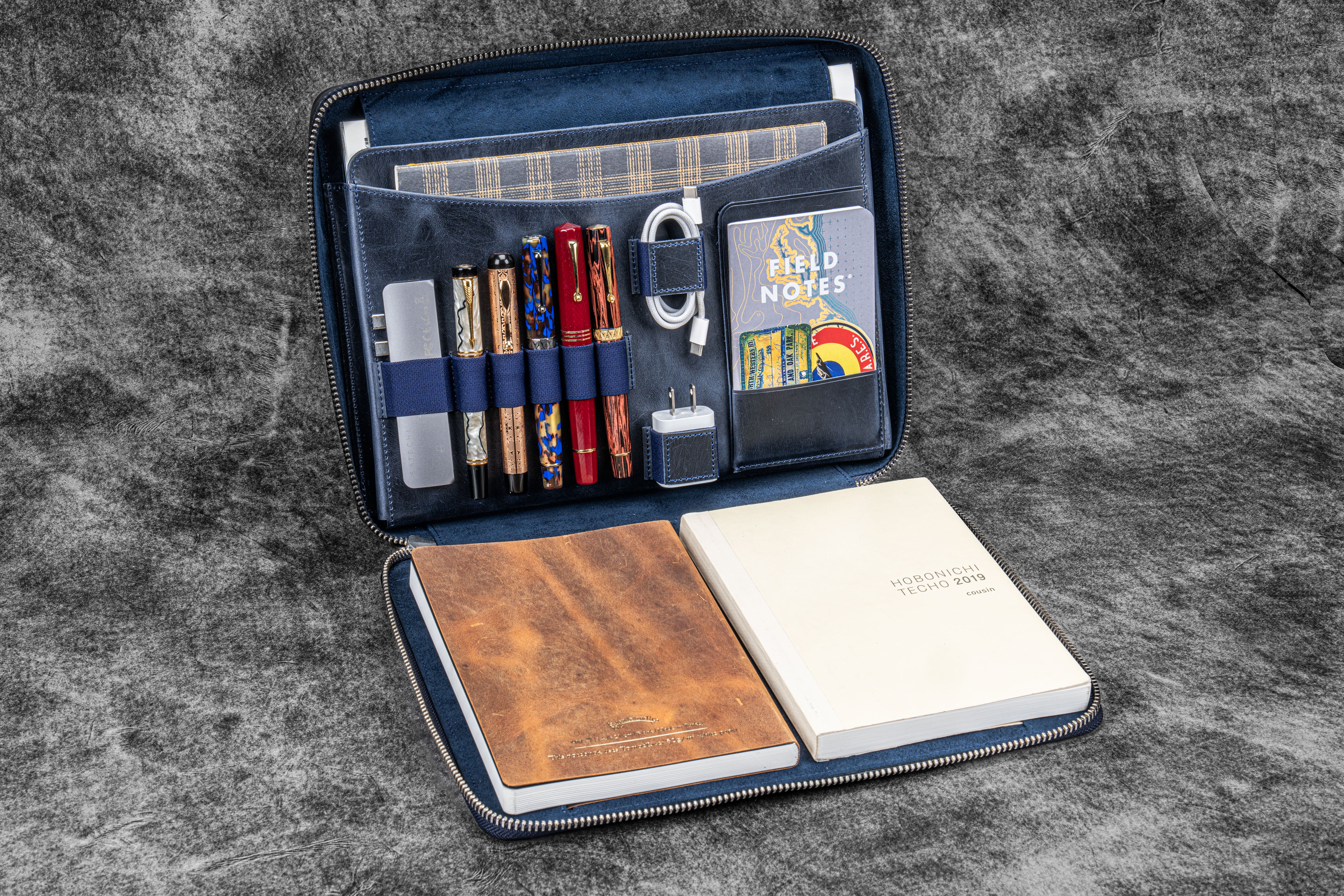 INVENTORY マガジン Smoky Grey Leather Zippered Folio - 9 x 11.2 inches (23 x 28.5 cm