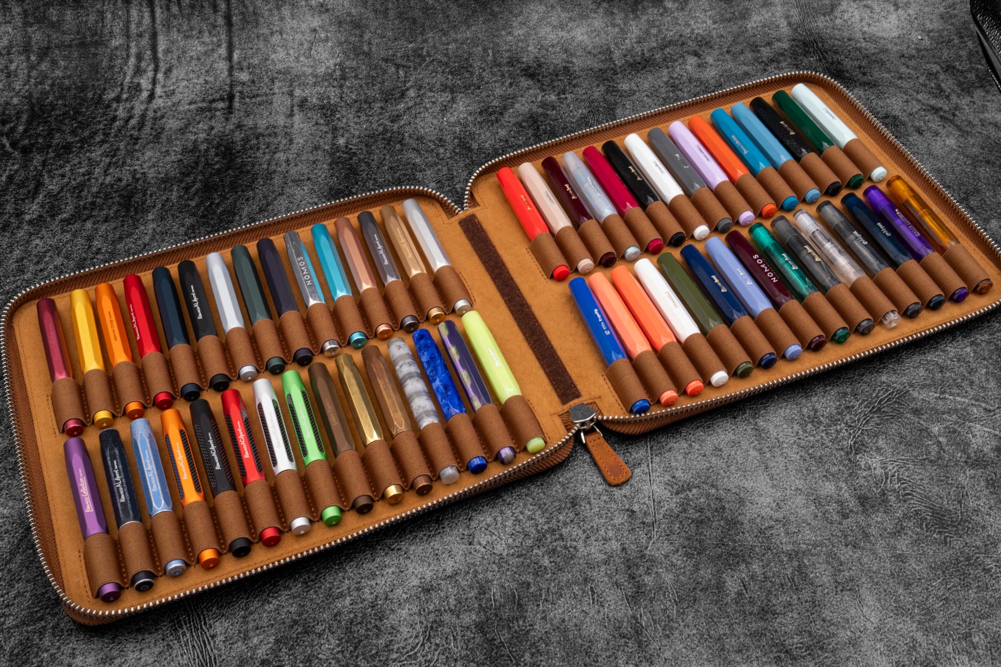 Maverick Lederen Pen etui Rond Zwart Large - P.W. Akkerman Den Haag Maverick Lederen Pen etui Rond Zwart Large - P.W. Akkerman Den Haag