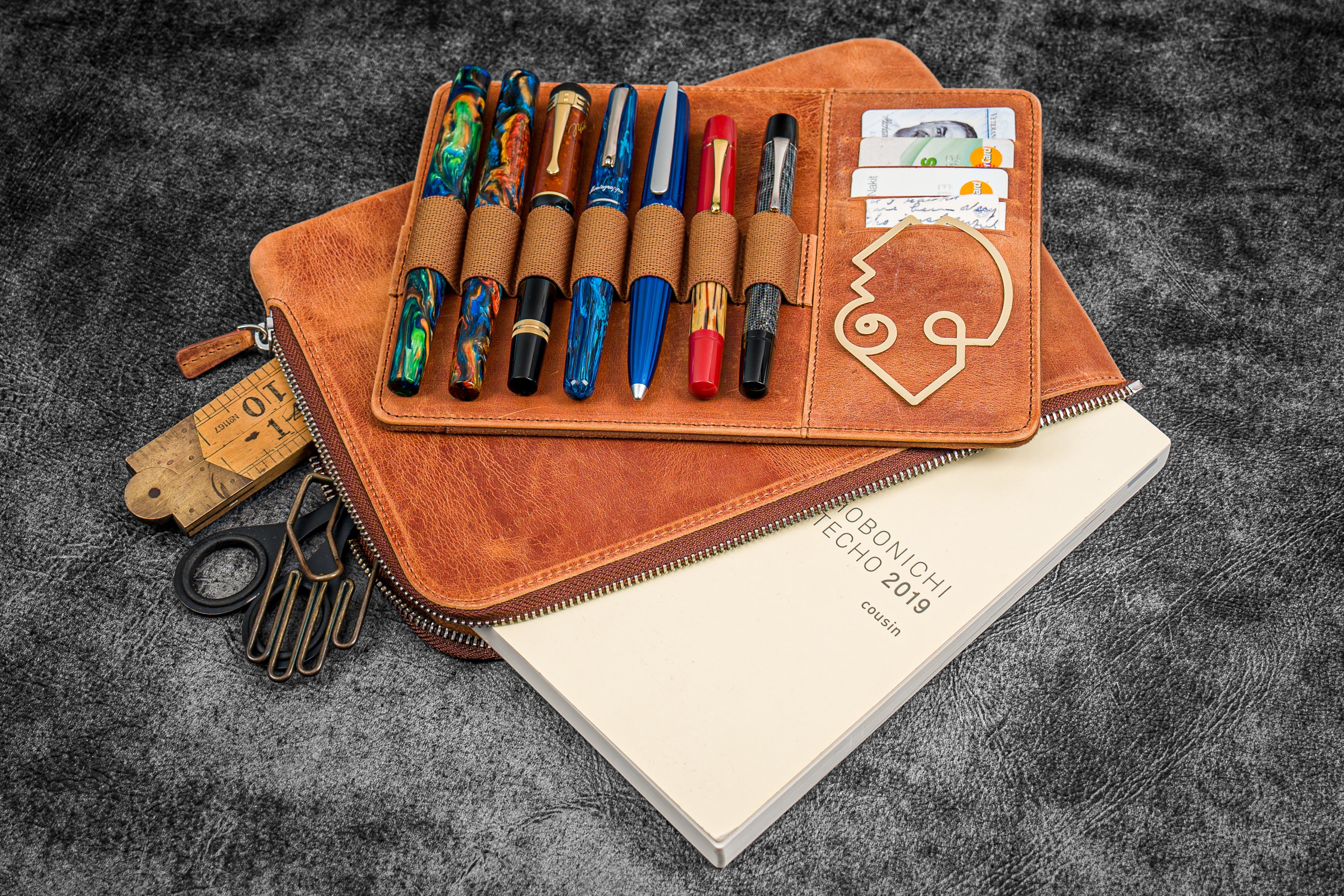 FINDING THE PENPEN バック 他 Expansi-Pouch Leather Wide 10 Slots Pen Case - A6 Zip Folio