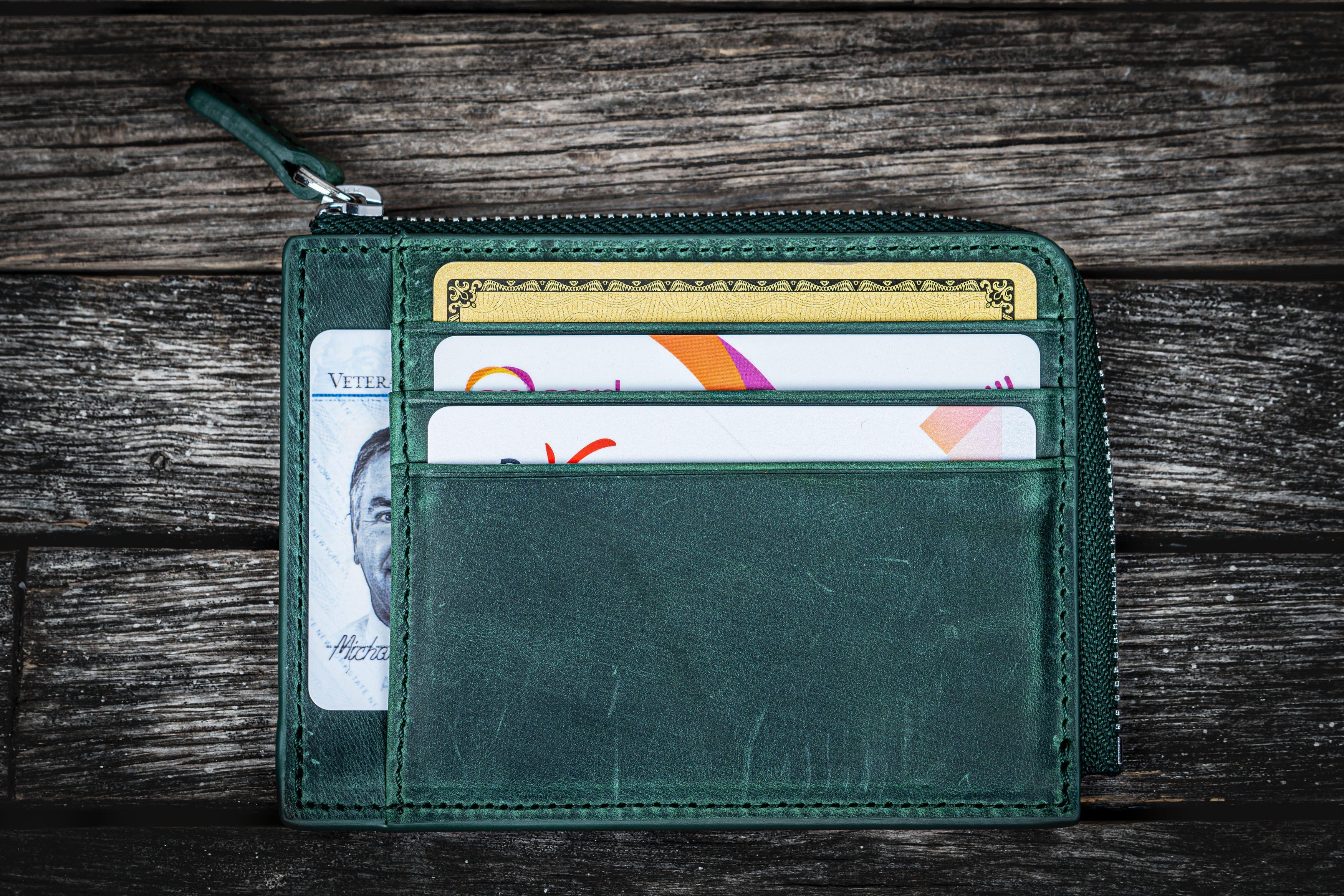 Leather Wallet with grain and Shiny Zipper Pull